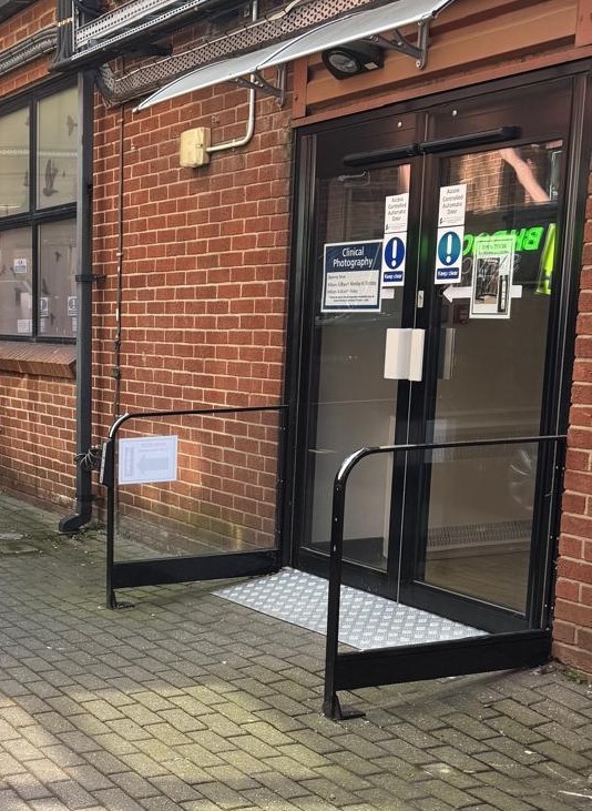 barr1 Door with side barrier rails